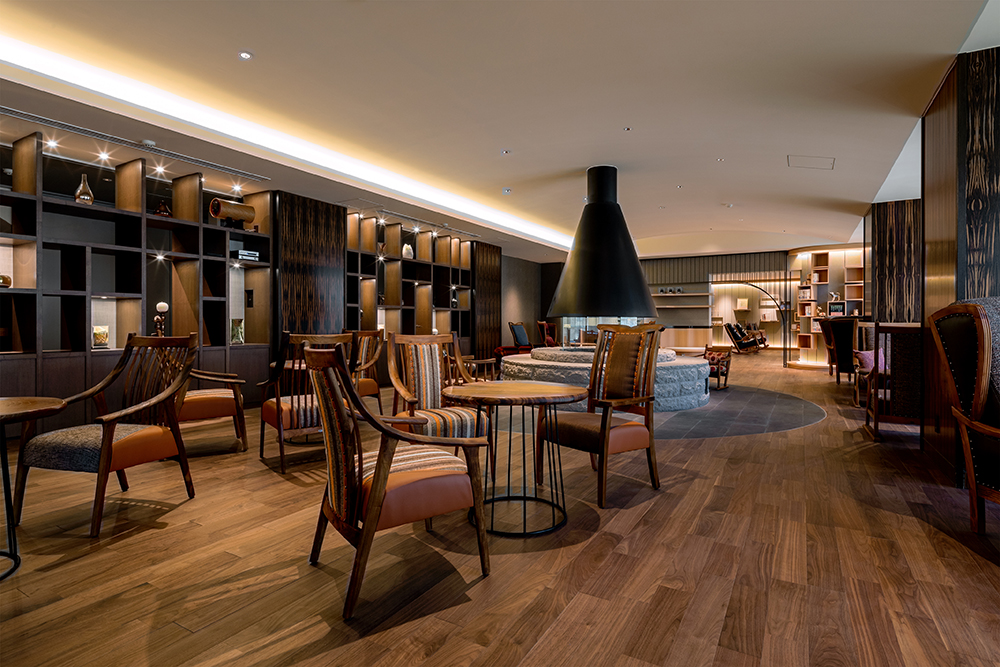 【北海道】【ラウンジ】渓谷に面した窓には一枚の絵画のように広がる自然が出会えます