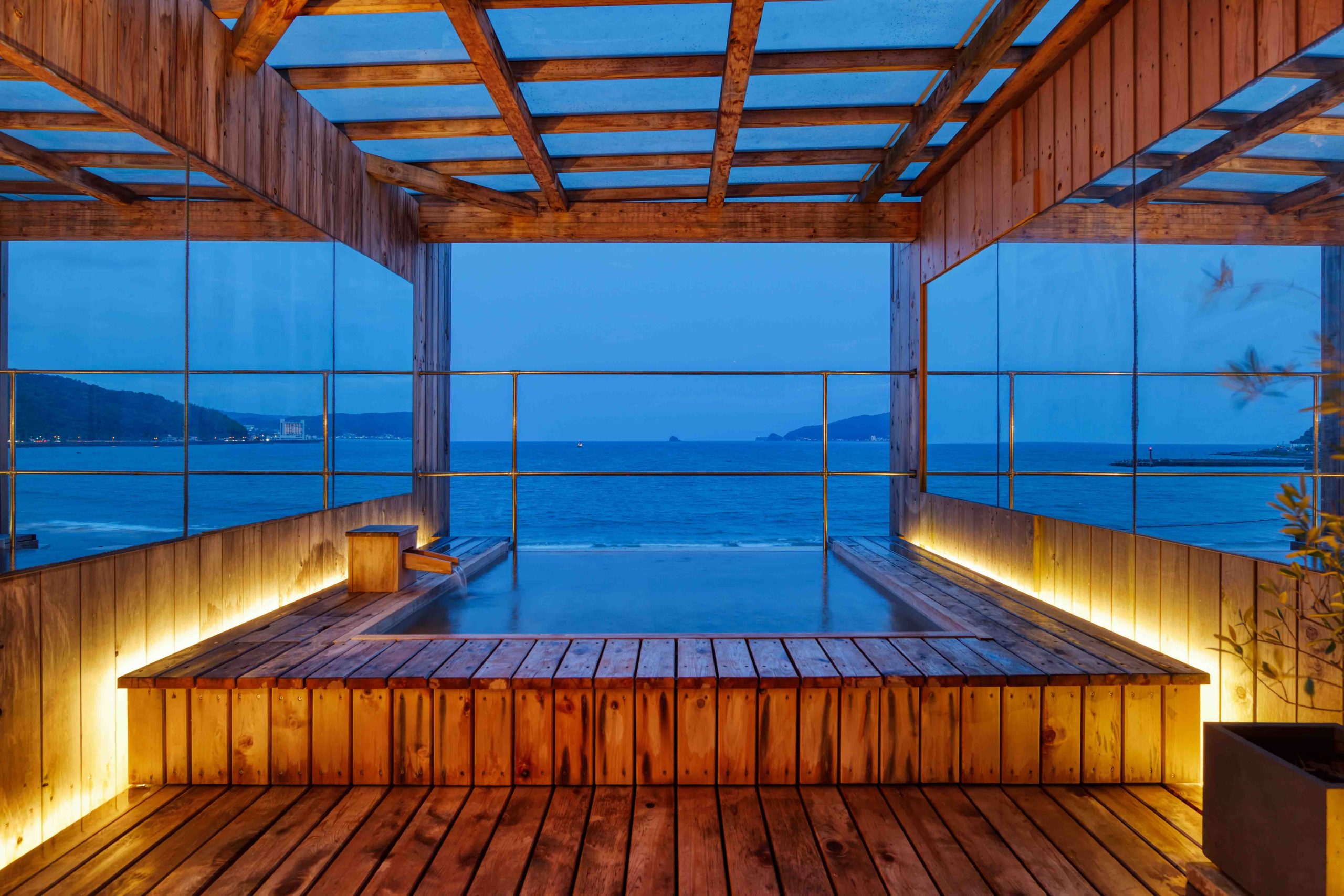 【静岡県】宇佐美湾を一望するルーフトップ露天風呂