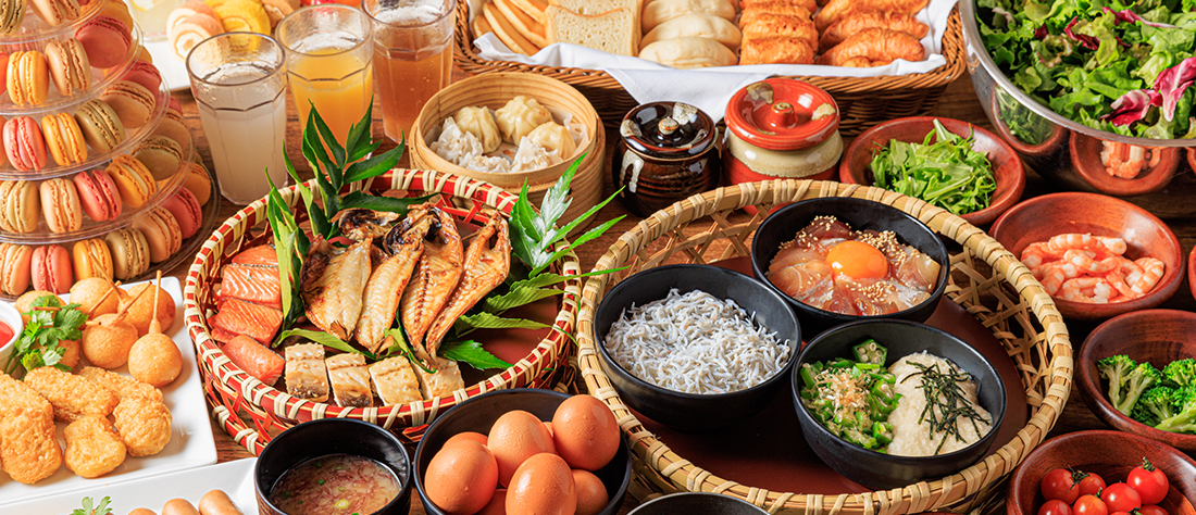 【静岡県】朝食は木もれ日のまぶしいレストランでのビュッフェ