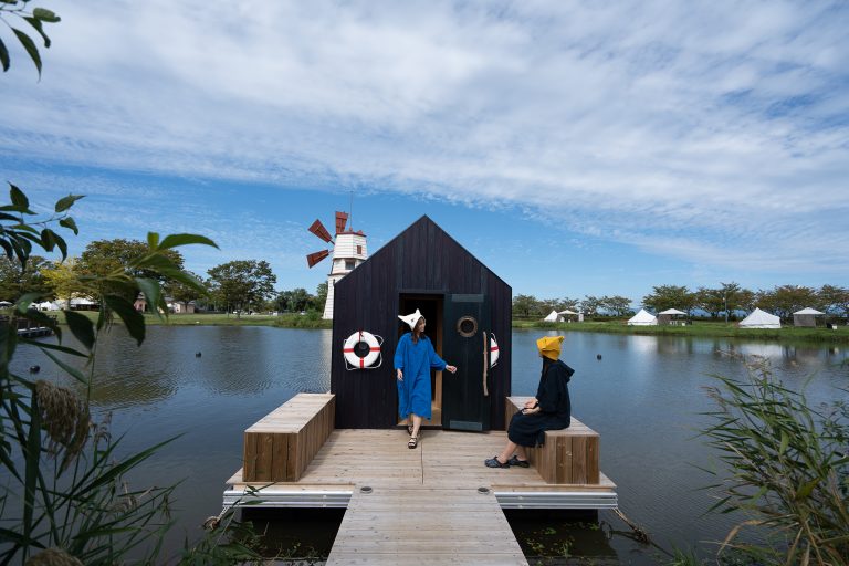 【滋賀県】水辺に浮かぶフローティングサウナ