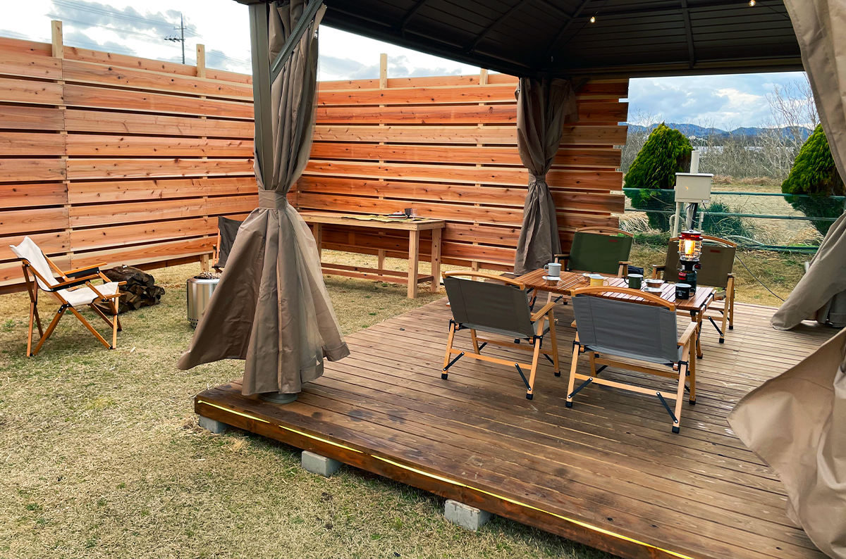 【京都府】【ミッドプラン】防風フェンスを備えた4m四方のウッドデッキにガゼボテントとミニキッチンを併設した電源サイト