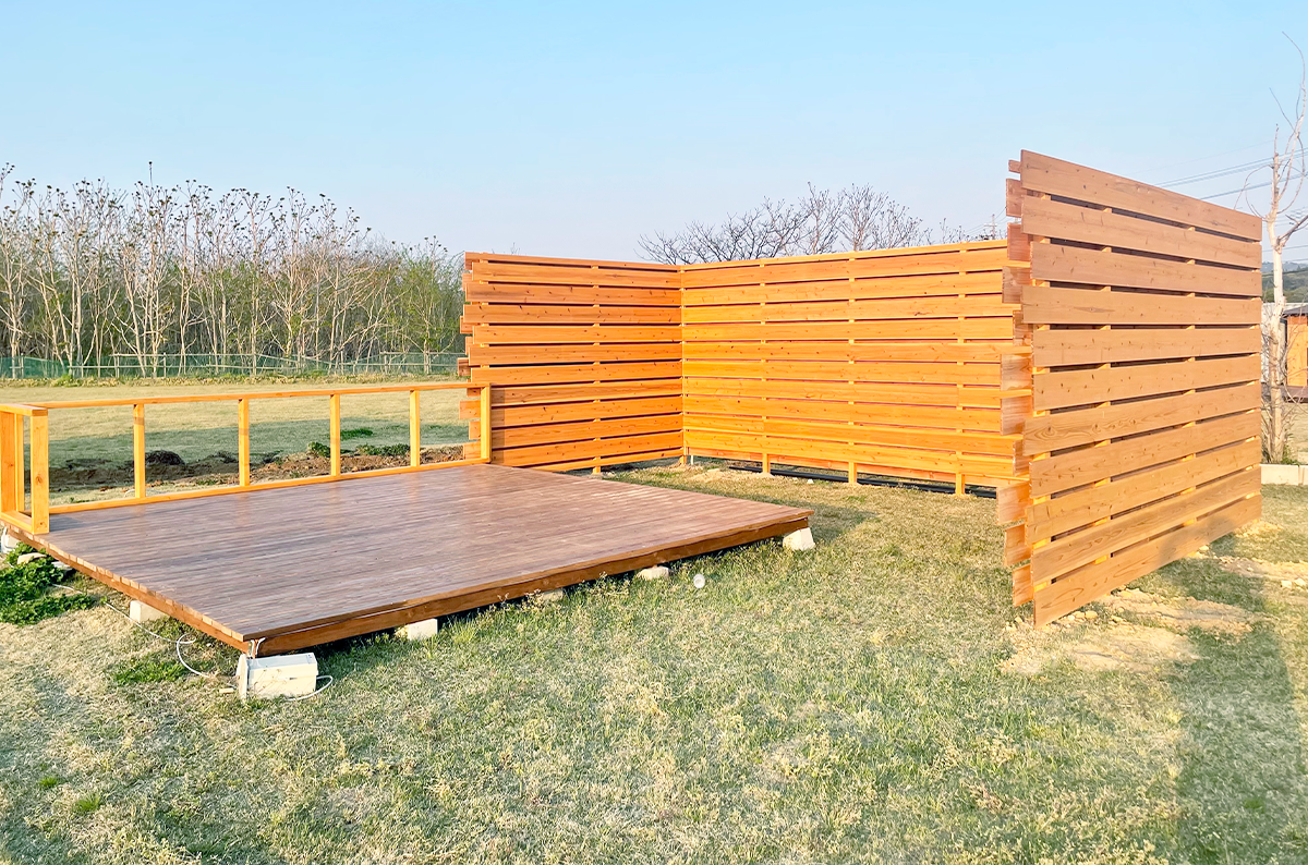 【京都府】【スタンダードプラン】防風フェンスを備えた4m四方のウッドデッキつき電源サイト