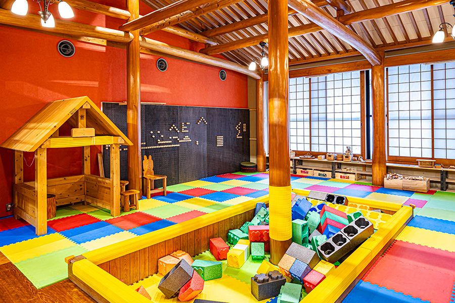 【中国_岡山県】ジャングルジムやお子様向けのジャンボブロックコーナー、ビリヤードや卓球のプレイランドなど多彩な室内サービスも