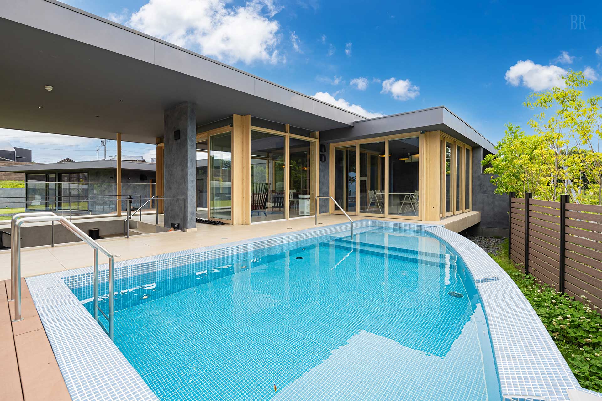 【北関東_茨城県】非日常を演出するプライベートプールを全客室に完備