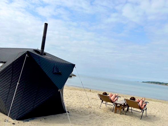 【関西_兵庫県】人気のテントサウナも完備しており、水風呂はそのままビーチにダッシュ！