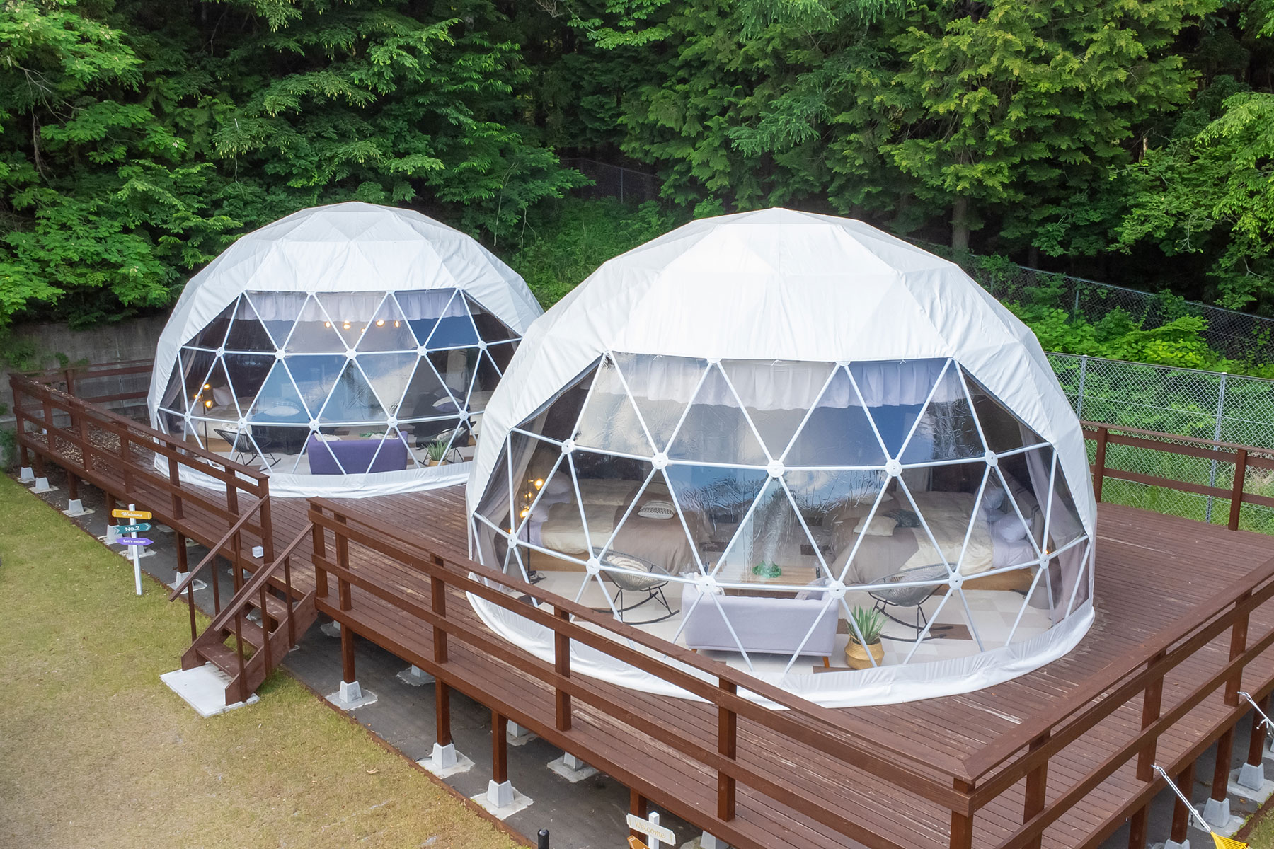 【甲信越_山梨県】天井が高く、エアコン完備のラグジュアリールームは、広い窓から美しい自然を眺めるデザインです