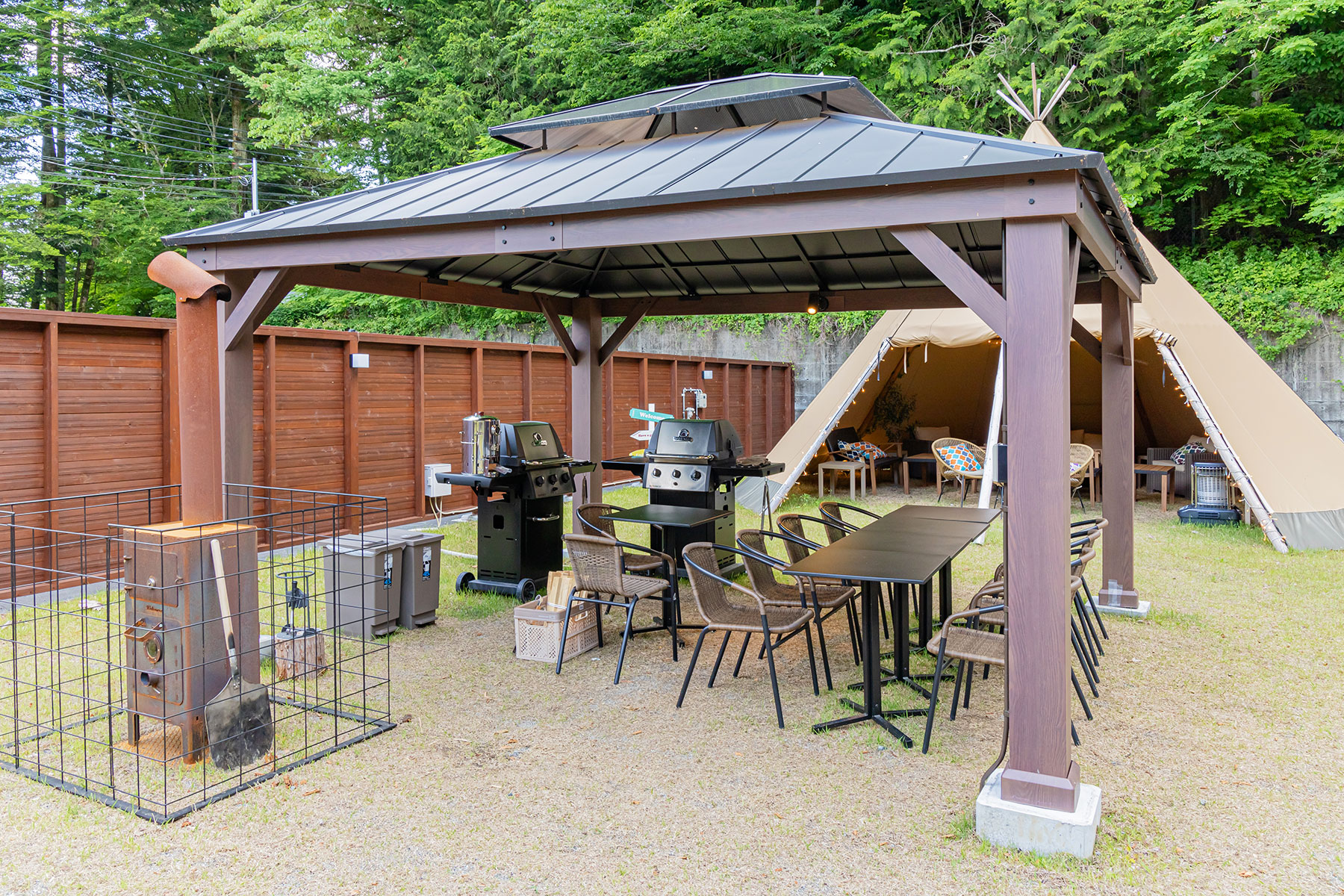 【甲信越_山梨県】敷地内には広々としたプライベートガーデンが広がっており、BBQや焚火、サウナ後の外気浴をお楽しみいただけます