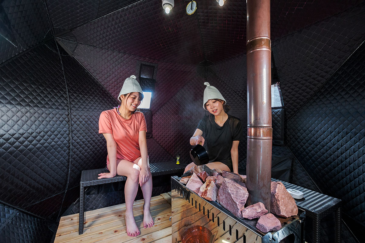 【関西_京都府】本格的な薪ストーブを使ったサウナ。 ストーブの上の温まったサウナストーンに 水をかければロウリュウが楽しめます。