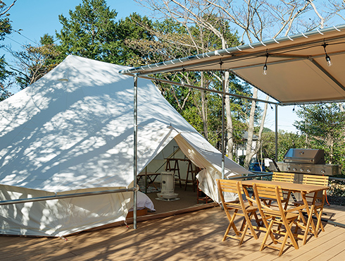 【東海_静岡県】テントの中はベッドや空調設備などホテルと同等の設備を整えております