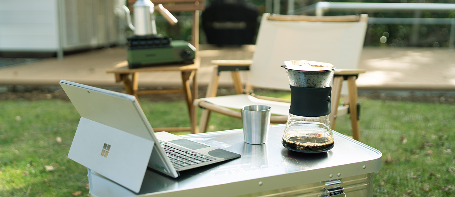 【東海_静岡県】ワーケーション：必要不可欠なネットワーク接続機器や充電設備だけでなく、 食事できる電化製品や食器なども整っております