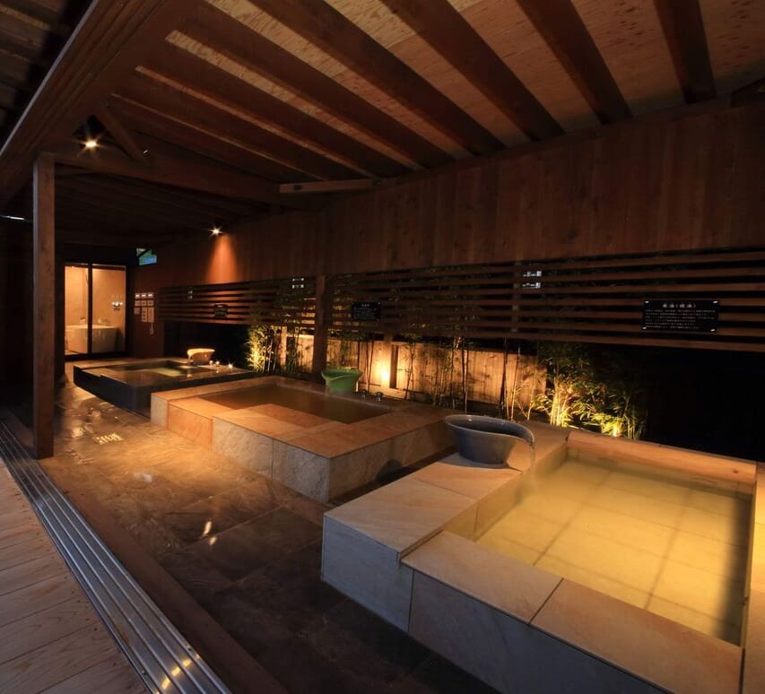 【関西_京都府】自家源泉の金温泉、岩塩風呂、薬草風呂と3種の露天風呂をお楽しみください