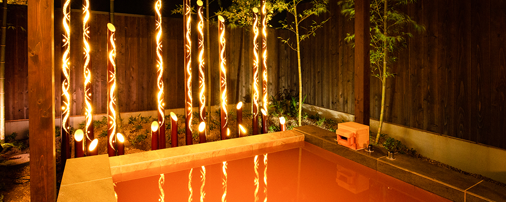 【関西_京都府】関西では珍しい赤湯の天然温泉を配した貸切風呂