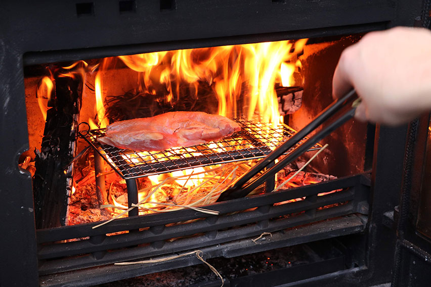 【関西_京都府】薪グランピングプラン：お客様ご自身で、薪ストーブの炎で食材を炙ったり、熱で温めたりして食材を調理