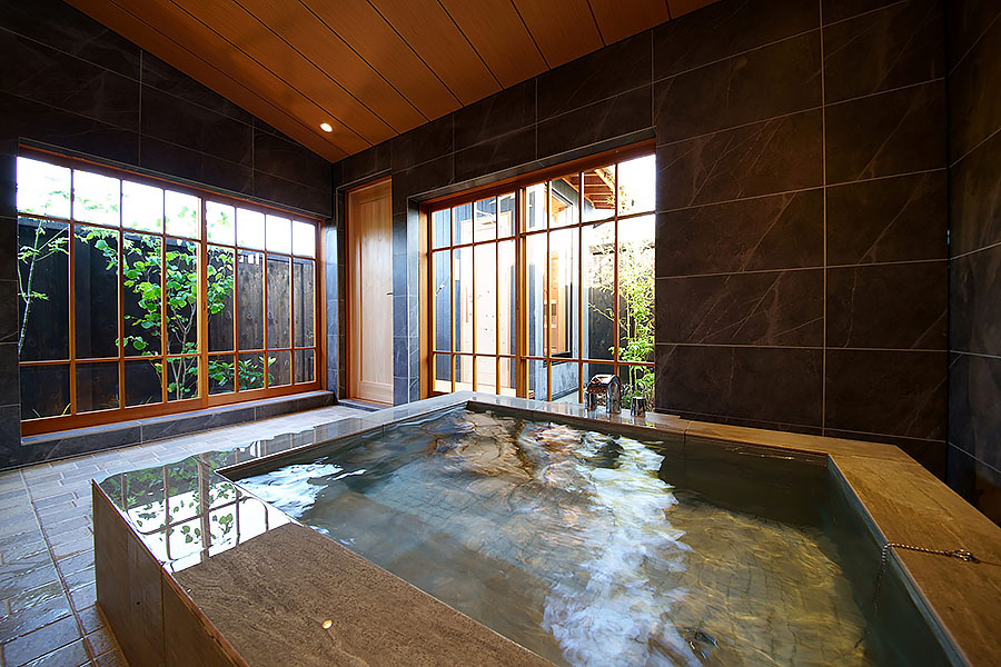 【関西_滋賀県】天然温泉を使用した ゆったりとした半露天風呂