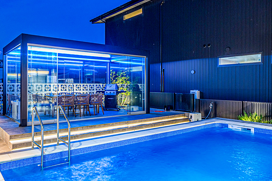 【関西_兵庫県】プライベートプールを配置するテラスには、全面ガラス張りのBBQスペースをご用意