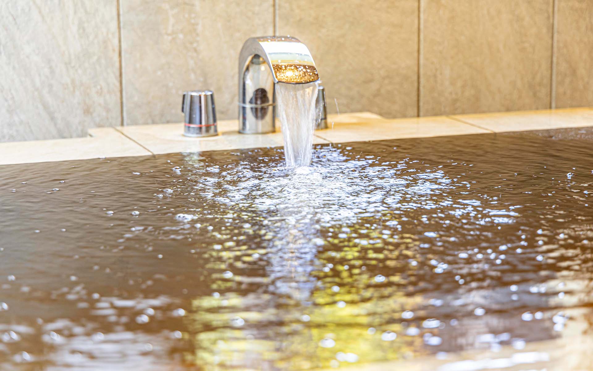 【関東_千葉県】秘境の天然温泉を贅沢に楽しむ 源泉100％希少な黒色の天然自噴温泉