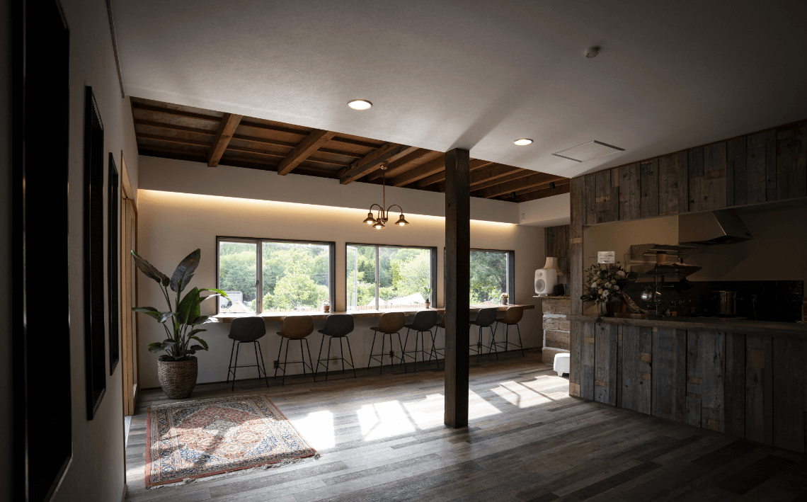 【関西_大阪府】能勢町の湧き水を使用したジュースやアルコール、 能勢が誇る秋鹿酒造の日本酒を揃え、 自然が育んだ能勢ならではの恵みを堪能できるキャンプステーション