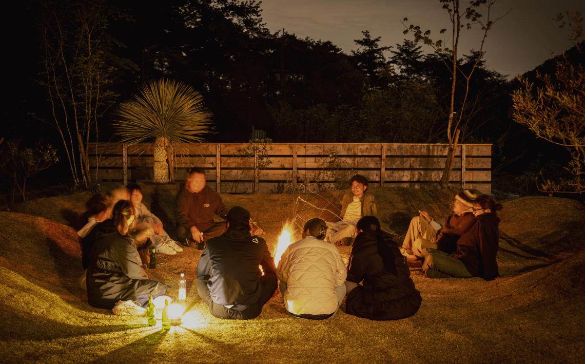 【関西_大阪府】週末や連休には、ファイヤースペースに炎が揺れ、 焚き火台がなくても、ぬくもりに包まれる時間を