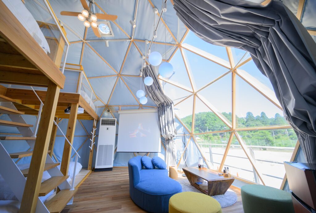 【関西_滋賀県】宙の棟suite：水色の宙をイメージしたロフト付きドームテント。BBQブースや信楽焼の浴槽、「専用バレルサウナ」を備え、5つ星のRESORT×SPAを満喫できます