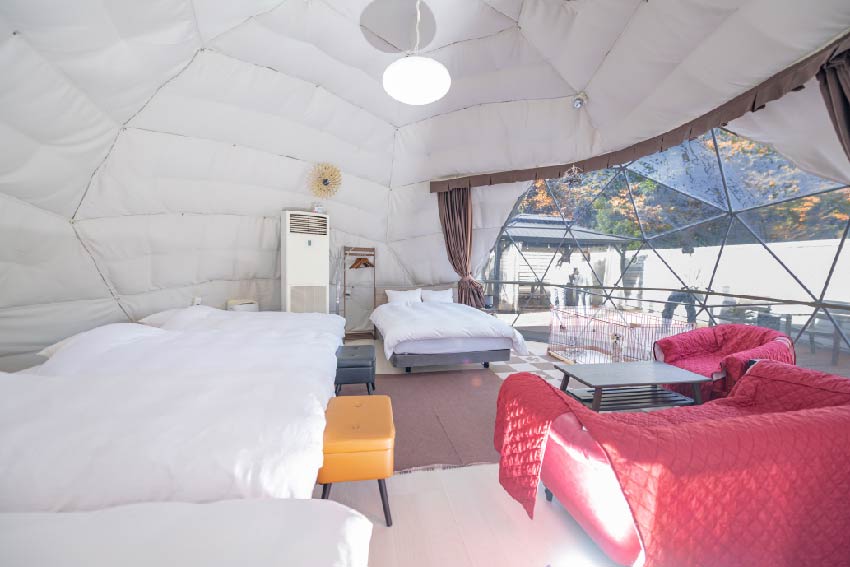 【関西_滋賀県】太陽の棟：ドームテントでわんちゃんと一緒にご宿泊いただくこともでき、専用のBBQスペース、ジャグジーもついた別棟付きのプライベートデッキ