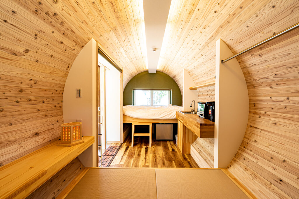 【関西_滋賀県】森の棟：専用デッキのついた、まるで丸太のようなウッドキャビン。クイーンサイズのベッドと畳スペースでRESORT×SPAを体験頂けます