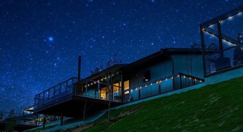 【関西_滋賀県】夜には空を見上げると綺麗な星空が広がります。 信楽高原の大自然の中で極上の グランピング体験をしていただけます