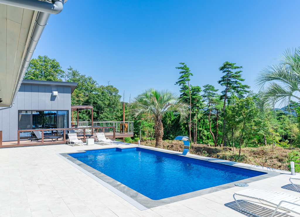 【関西_滋賀県】プール棟:施設の中央に位置するプールスペースでは、泳いだり自然を感じながらプールサイドでくつろいだり 様々な過ごし方ができます