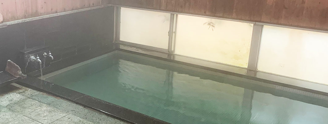 【関東_神奈川県】天然水のお湯が自慢のクアハウス山小屋のお風呂。循環式ではないので、いつもキレイなたっぷりとしたお湯に入れます