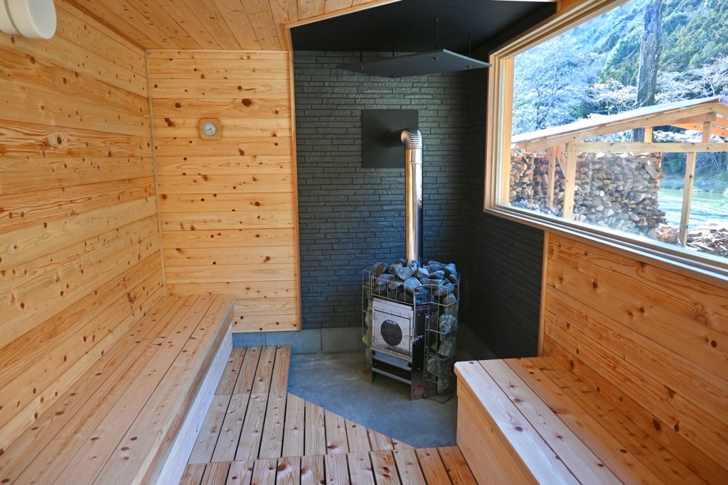 【北関東_茨城県】1日2組限定、ヒノキの香りとロウリュを楽しめる薪ストーブを使った本格貸切サウナ。プライベート感のあるサウナスペースは大自然を見渡すことができ森林浴のようにリラックスできます