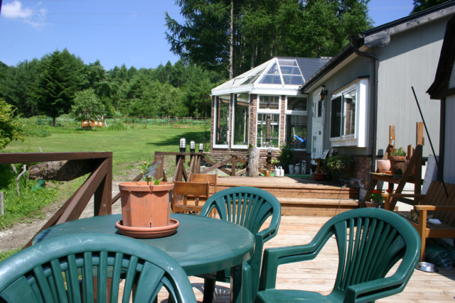 【甲信越_長野県】ペンションの近くに敷地総面積12,000坪のドッグランを併設しています。林と清流を 活かした自然と環境に優しいドッグランです