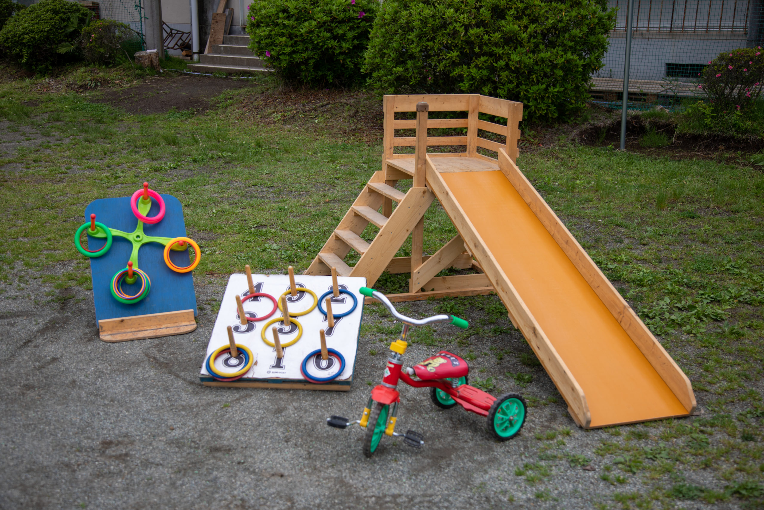 【関東_神奈川県】広々とした校庭の中央に、手作りの滑り台をはじめとした遊具、玉入れなどもおいています