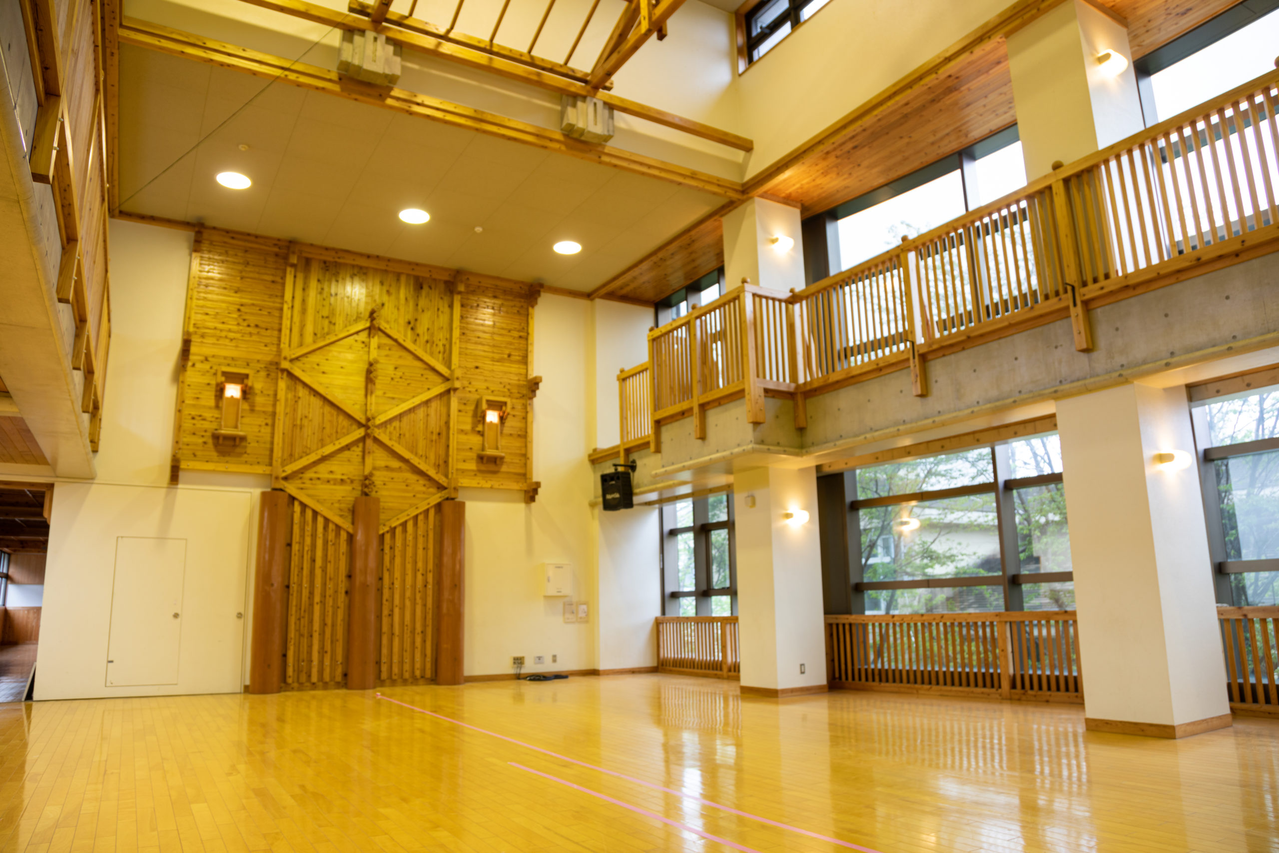 【関東_千葉県】ナチュラルな木のぬくもりを生かした吹き抜けのホールは、あたたかい雰囲気で、様々なイベントにご活用いただけます