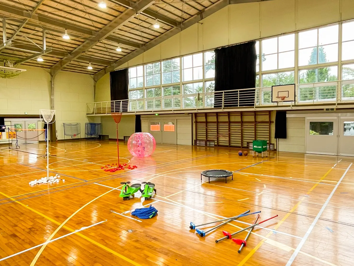 【関東_千葉県】体育館には玉入れや綱引きといった運動会の道具や、バドミントンのネットが張ってあります。キャンプ場をご利用のみなさまは自由にご利用いただけます