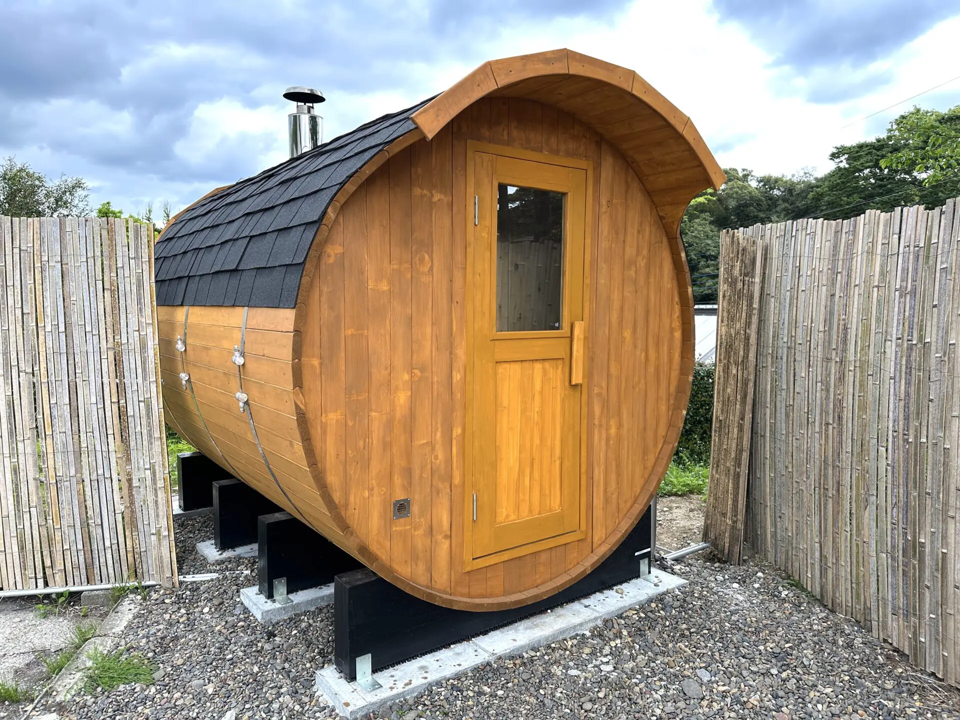 【関東_千葉県】本場フィンランド発祥のバレルサウナ。その独特の形状と木材の香りが特徴で、まるで森の中で贅沢な時間を過ごしているような感覚を味わえます。