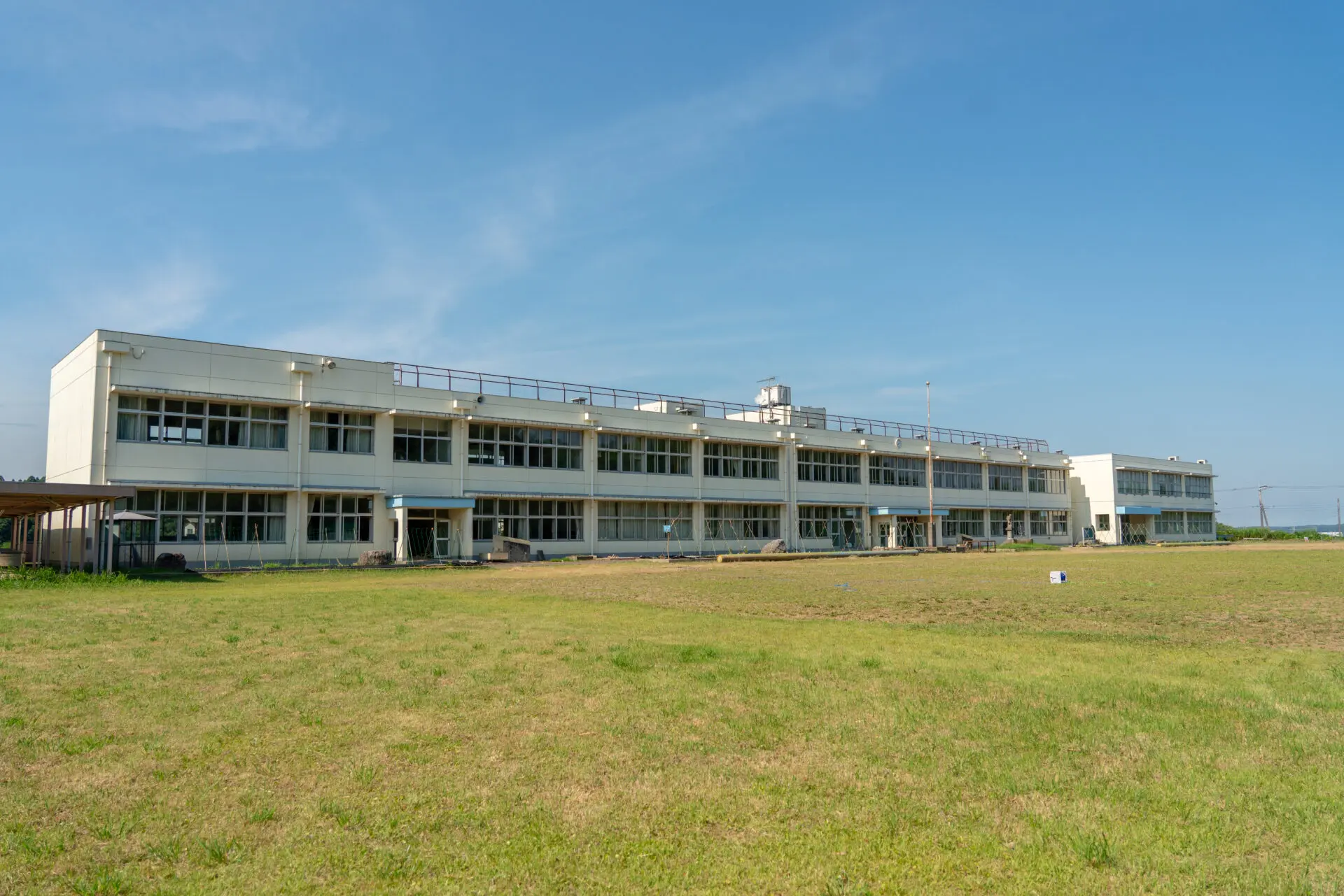 【北関東_茨城県】広々とした校庭。現在ちびっ子のためのお砂場と、ドッグランを建設中