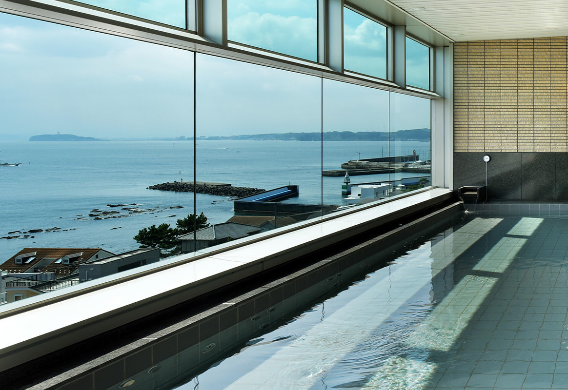 【関東_神奈川県】果てしなく続く水平線を見渡しながら入るホライズン温泉。富士山を遠くみながら江の島も美しい景色として眺めることができます。