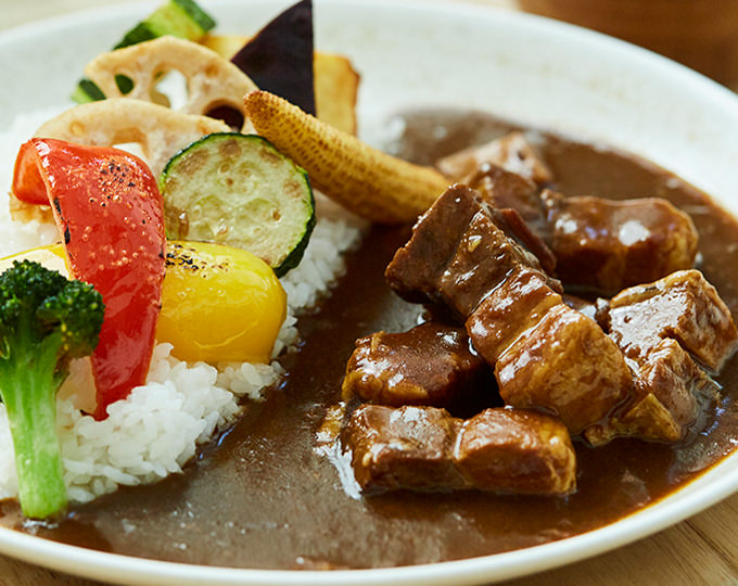 【関東_神奈川県】地産食材を使用した煮込みカレー。柔らかく煮込んだお肉と彩り野菜を盛りつけた オリジナルスパイスカレーです