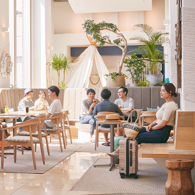 【関東_神奈川県】吹き抜けの開放的なロビーラウンジには、うみのみえる大きな窓。