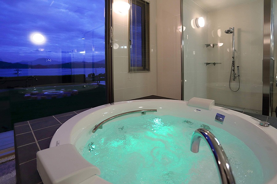 【関西_京都府】日本海の絶景を眺めながら入る、大型の天然温泉・ジャグジーを完備