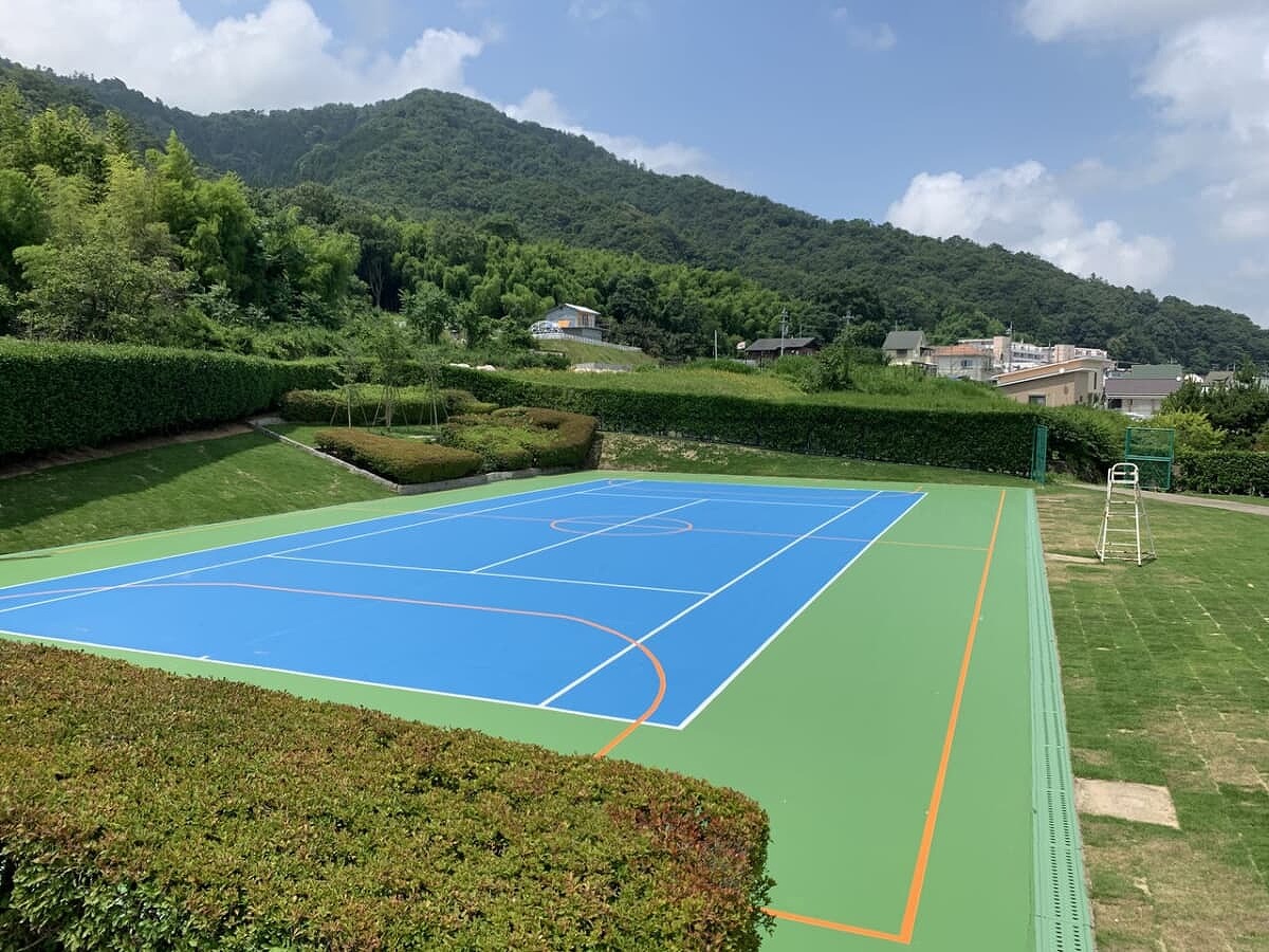 【関西_京都府】プライベートプール、テニスコート、ファイヤースペースなど、充実したアクティビティスペースが備わっております