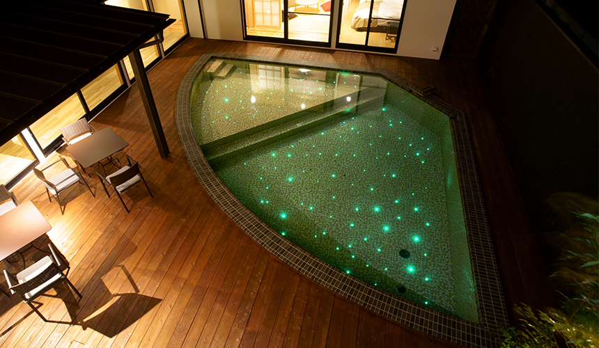 【関西_京都府】プールには水中照明を埋め込んでおり、一年中幻想的なイルミネーションをお楽しみいただけます